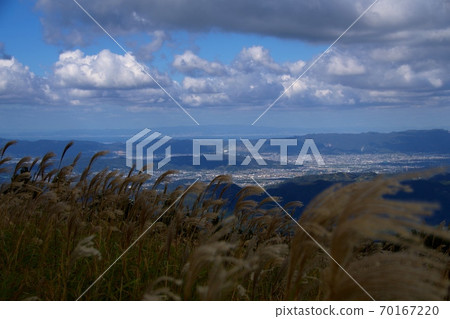 原石高原搖曳的蘇基和遙遠的景色 原石高原搖曳的蘇基和遙遠的景色 70167220