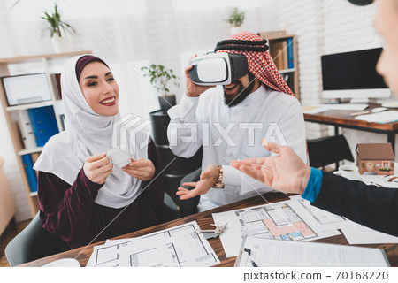 Arabs sit at a table and discuss something.  70168220