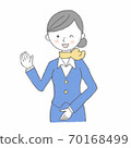 接待員舉起右手，眨眨眼，張開嘴 70168499