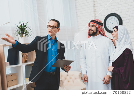Realtor shows apartments to an Arab family. Realtor shows apartments to an Arab family. 70168832