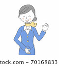 接待員抬起左手，閉上眼睛，張開嘴 70168833