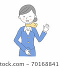 接待員舉起她的左手，眨眨眼，張開嘴 70168841