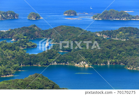 [Nagasaki Prefecture] Sasebo Kujukushima and pleasure boats under fine weather 70170275