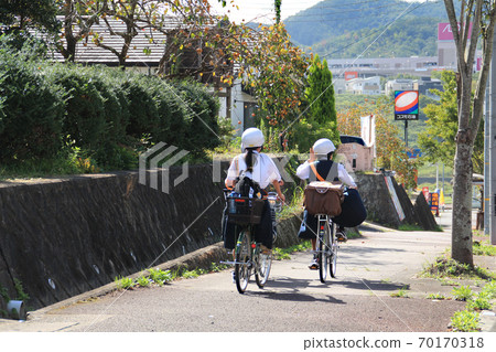 Junior high school students go to school by bicycle Junior high school students go to school by bicycle 70170318