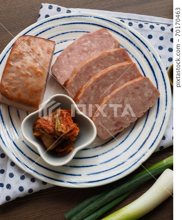 Square-shaped pork ham and vegetables, kimchi 70170463