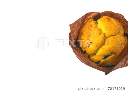 muffin on a white background close-up. isolate 70171019