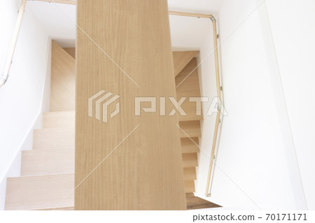 從上面採取的木房子裡的樓梯 從上面採取的木房子裡的樓梯 70171171