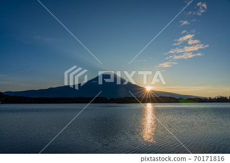 (Shizuoka Prefecture) Lake Tanuki / Dawn in Autumn 70171816