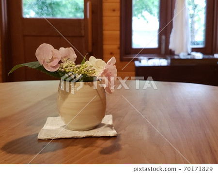 在咖啡廳桌子上的花 在咖啡廳桌子上的花 70171829