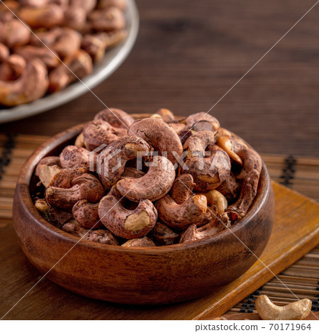 腰果 木製 木頭 背景 碗 Cashew nuts in wooden bowl カシューナッツ 70171964