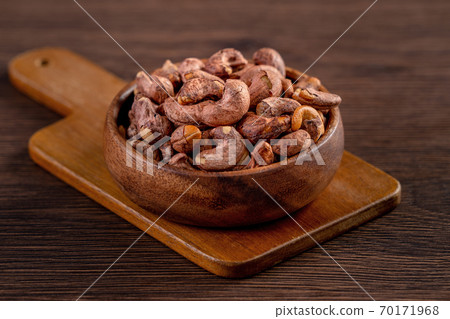 Cashew nuts in wooden bowl Cashew nuts in wooden bowl カシューナッツ 70171968