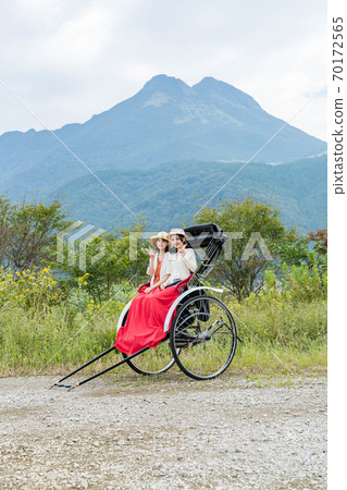 婦女和朋友在由布院女童之旅中享受人力車 9月 照片合作人力車ebisuya 照片素材 圖片 圖庫