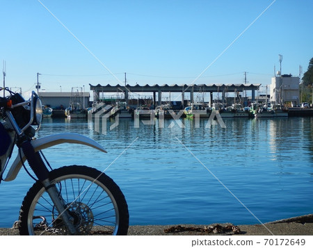 Take a walk on a motorcycle, take a break at the port in the morning 70172649