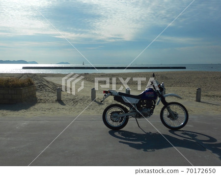 Take a walk on a motorcycle, take a break at the port in the morning 70172650