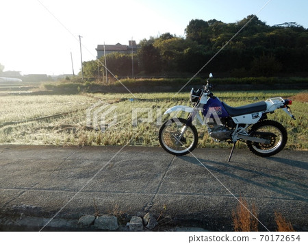 Take a walk on a motorcycle, take a break on a rice field path 70172654