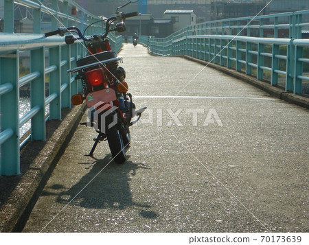 Cross the bridge where cars cannot pass with a hunter cub Cross the bridge where cars cannot pass with a hunter cub 70173639