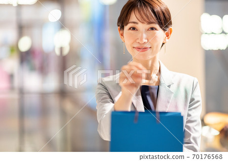 女店員移交紙袋照片合作：g禮品和生活風格 70176568