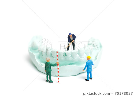 Miniature Worker team is filing fake teeth 70178057