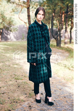 Outdoor fashion portrait of glamour sensual young stylish woman wearing trendy fall outfit. 70178780