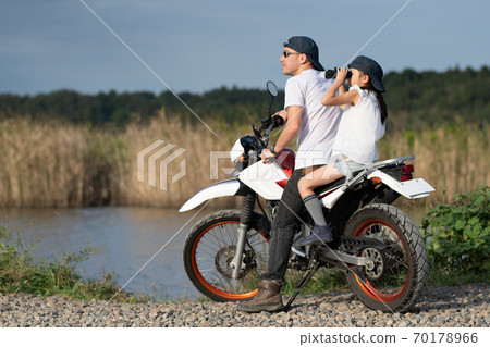 父親和女兒騎越野自行車兩人 70178966