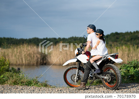 父親和女兒騎越野自行車兩人 70178970