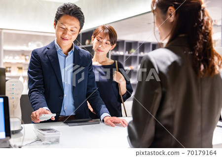 Image of payment with smartphone Shooting cooperation: g GIFT AND LIFE STYLE Image of payment with smartphone Shooting cooperation: g GIFT AND LIFE STYLE 70179164