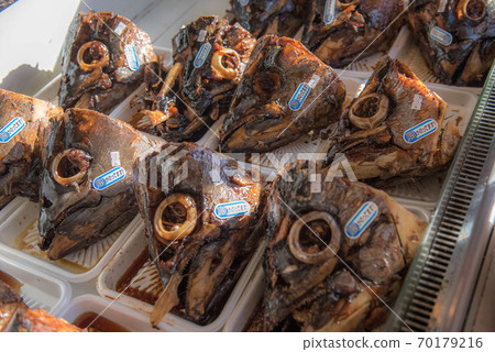 頭戴頭盔煮的金槍魚 70179216