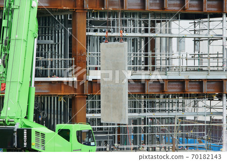 在建築工地和起重機上吊裝混凝土材料 70182143