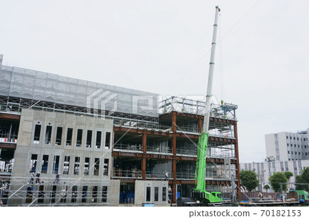 在建築工地和起重機上吊裝混凝土材料 在建築工地和起重機上吊裝混凝土材料 70182153