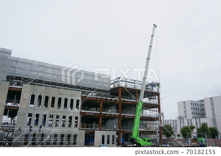 在建築工地和起重機上吊裝混凝土材料 70182155