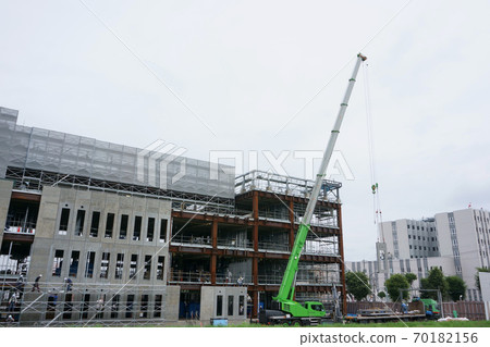 在建築工地和起重機上吊裝混凝土材料 70182156