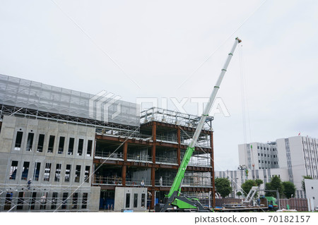 在建築工地和起重機上吊裝混凝土材料 70182157
