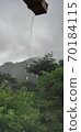 A sudden shower came down. 70184115