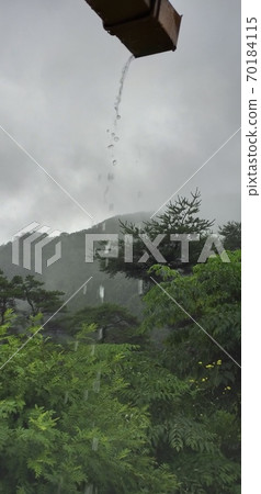 突然下起了傾盆大雨 突然下起了傾盆大雨 70184115