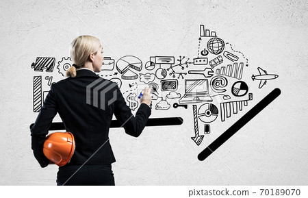 Businesswoman draws various business infographics Businesswoman draws various business infographics 70189070