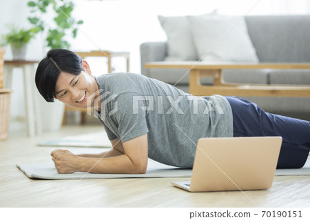 一個看著電腦培訓的人 70190151