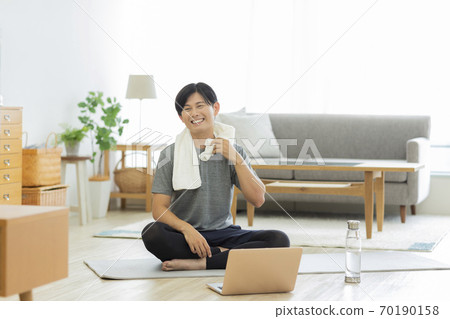 Men training at home 70190158