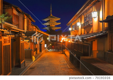 [京都府]八坂塔（五層寶塔）在夜間北漢寺 70191016