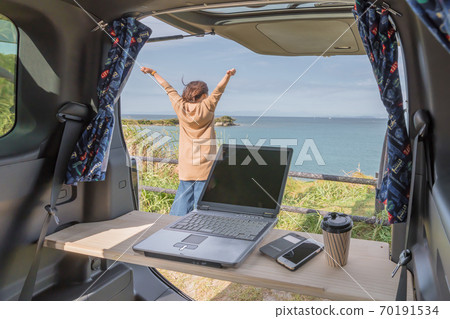 [Working while looking at the sea] 70191534