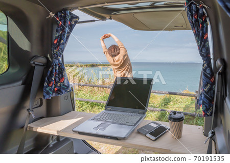 [Working while looking at the sea] 70191535
