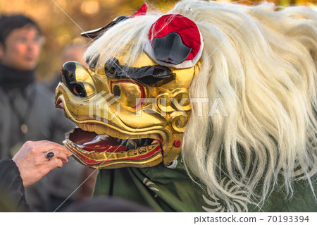[Ueno, Tokyo] A figure of a person who puts money in the mouth of a lion dance at Benten-do in Shinobazu Pond, Ueno Park 70193394