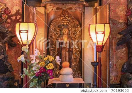 [東京上野]站在東京五國院的Yakushi Nyorai，Bishamonten，Mochikokuten和Senjubu的雕塑。 70193603