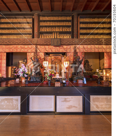 [東京上野]站在東京五國院的Yakushi Nyorai，Bishamonten，Mochikokuten和Senjubu的雕塑。 70193604