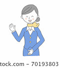 接待員舉起右手，閉上眼睛，張開嘴 70193803
