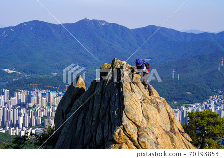 韓國京畿道果川市中央洞Gwanaksan全景 70193853