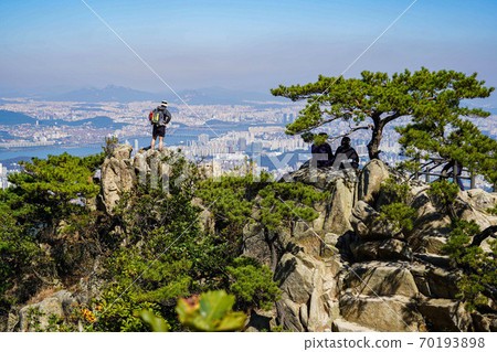 韓國京畿道果川市中央洞Gwanaksan全景 70193898