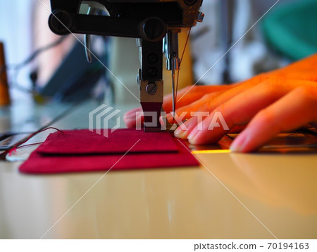 Making a smartphone case Making a smartphone case 70194163