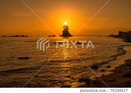 天富山，立山山脈和二輪上的“富山縣”黎明 70194817