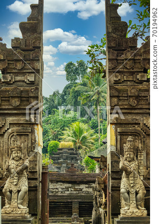 Broken gate 70194962