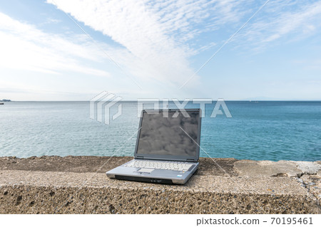 [Working while looking at the sea] 70195461